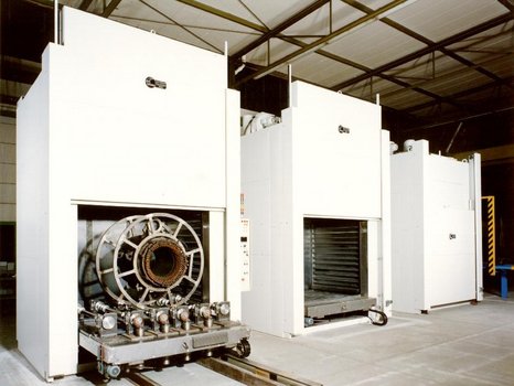 Indirekt gasbeheizte Kammeröfen mit elektrisch betriebenen Hubtoren und selbstfahrenden Plattformwagen mit Rolliereinrichtung für die Großelektromotorenfertigung